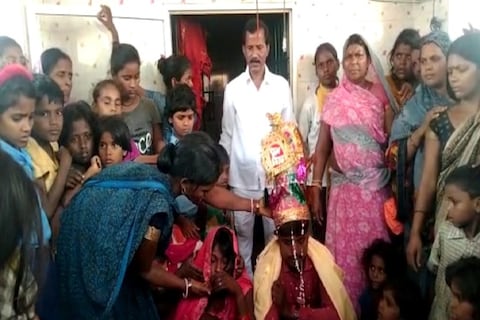 नालंदा के मंदिर में प्रेमी युगल की शादी करवाते गांव के लोग