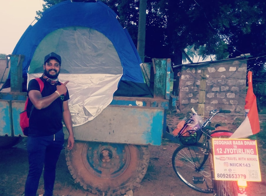  अपने सपने और शिव की भक्ति की वजह से ही निखिल कश्यप अपनी साइकिल से ही 12 ज्योतिर्लिंग और 4 धाम की यात्रा पर निकल गए हैं. निखिल एमके उन्हें यात्रा का दौरान अधिक से अधिक लोगों से भी मिलना अच्छा लगता है.