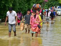 रेलवे ट्रैक पर रात गुजारने को मजबूर 500 परिवार, देखें बाढ़ का रौद्र रूप