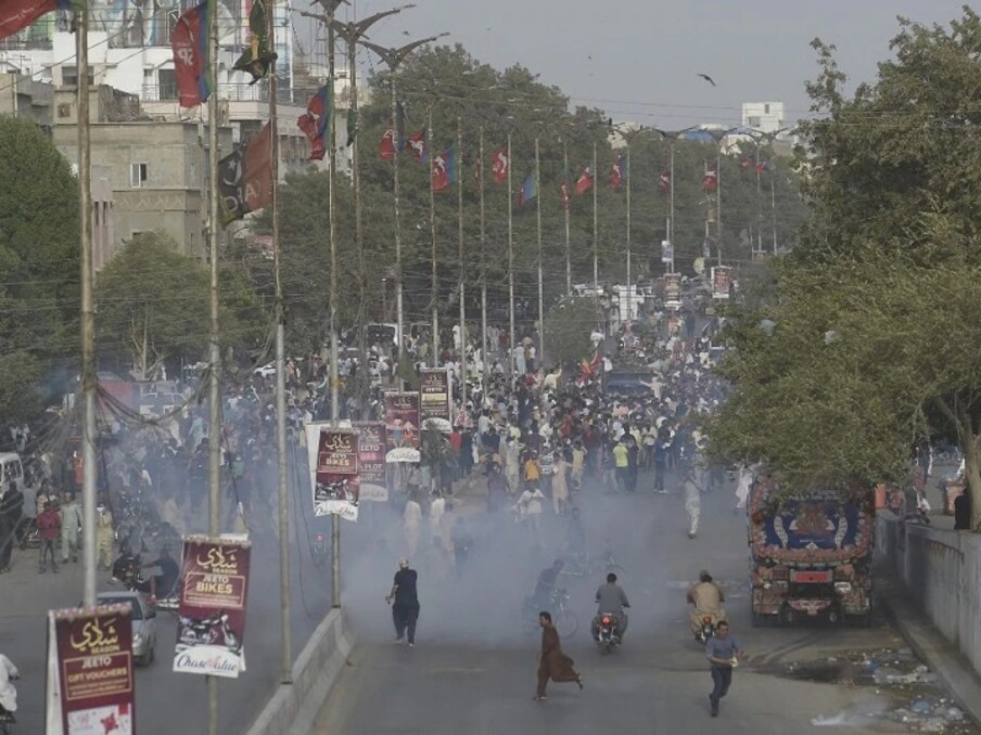  इससे पहले, 24 मई को पाकिस्तान के पूर्व प्रधानमंत्री इमरान खान की पार्टी पाकिस्तान तहरीक-ए-इंसाफ के 100 से अधिक कार्यकर्ताओं को पाकिस्तान पुलिस ने गिरफ्तार किया था.
