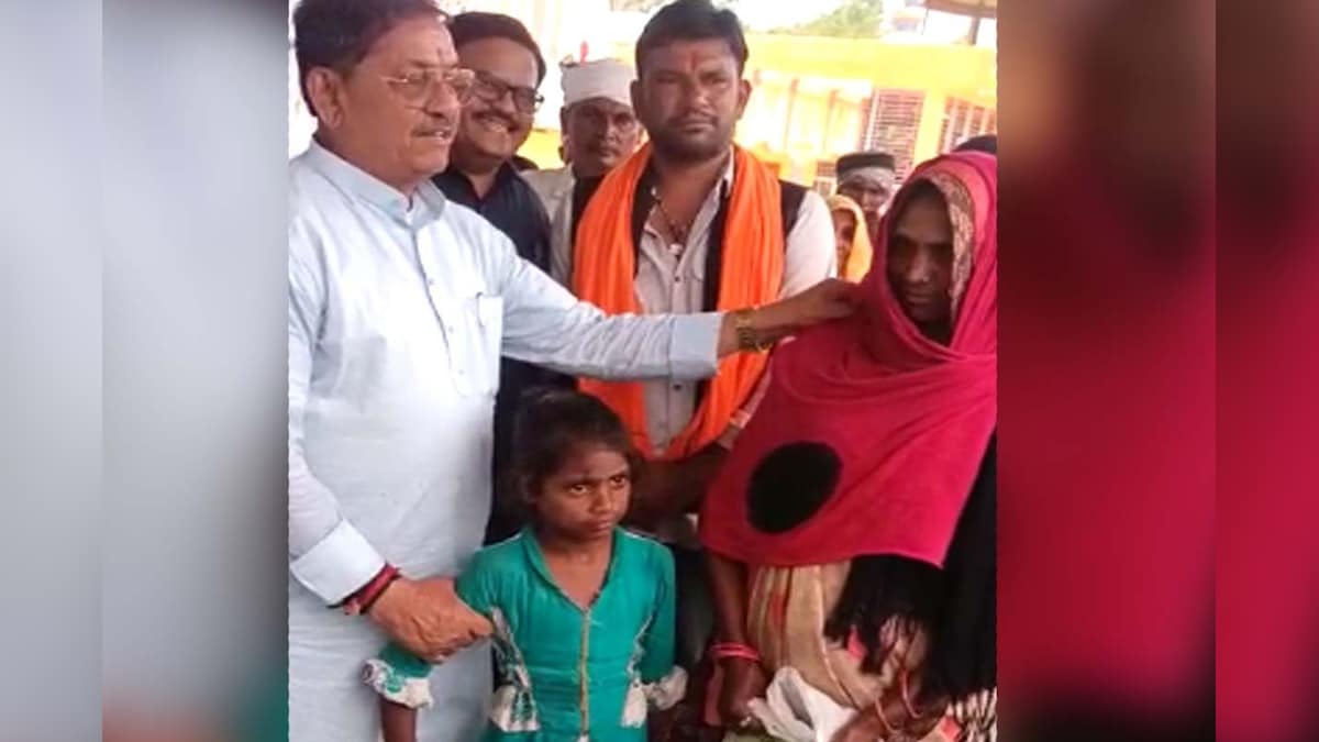 मंत्री ने क्यों खींचा महिला का हाथ और सरकाया घूंघट? वायरल वीडियो में खुद देखिए