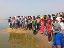 भदोही: गंगा में नहाने गए 5 युवक डूबे, एक को बचाया गया, 4 लापता