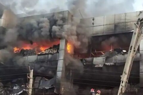 पिछले हफ्ते शुक्रवार को चार मंजिला एक इमारत में भीषण आग लग गई थी. (फाइल फोटो)