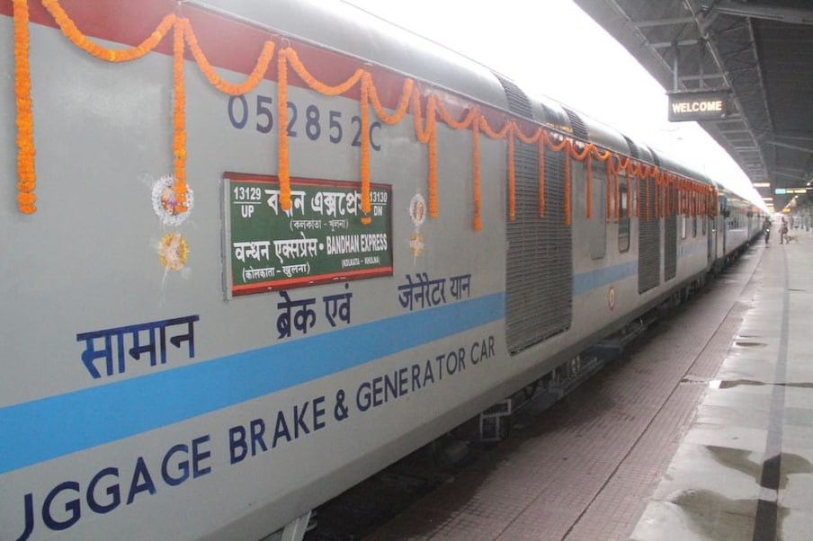  ट्रेन को कोलकाता से झंडी दिखाकर रवाना किया गया. ट्रेन सेवा दोबारा शुरू होने से यात्री बेहद खुश हैं. इस महत्वपूर्ण सीमा पार सेवा को फिर से शुरू करने से यात्रियों की आवाजाही में काफी आसानी होगी. कोलकाता से चलने वाली ट्रेन को बंधन एक्सप्रेस कहा जाता है.