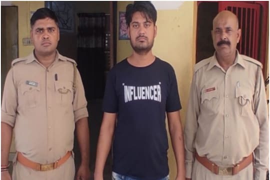 फिरोजाबाद में छात्रा का धर्म परिवर्तन कराकर निकाह करने के आरोपी को पुलिस ने गिरफ्तार कर जेल भेज दिया है. 