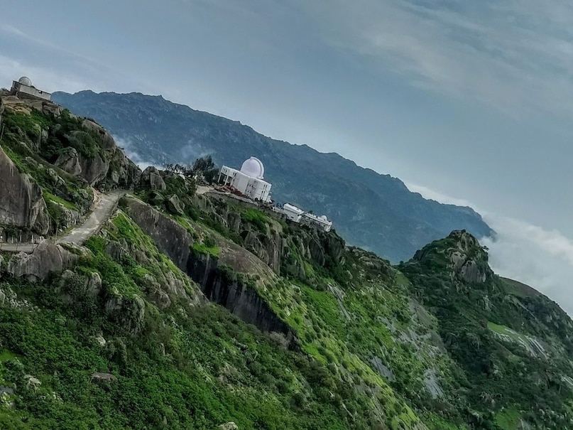 गुरु शिखर (guru shikhar) माउंट आबू हिल स्टेशन के पास है. अगर आप भीड़-भाड़ से दूर शांत जगह पर समय गुजारना चाहते हैं तो आपके लिए ये एक बेहतरीन हिल स्टेशन होगा. यहां दत्तात्रेय मंदिर काफी प्रचलित है और आप यहां ट्रैकिंग का मजा भी ले सकते हैं.Image : Canva