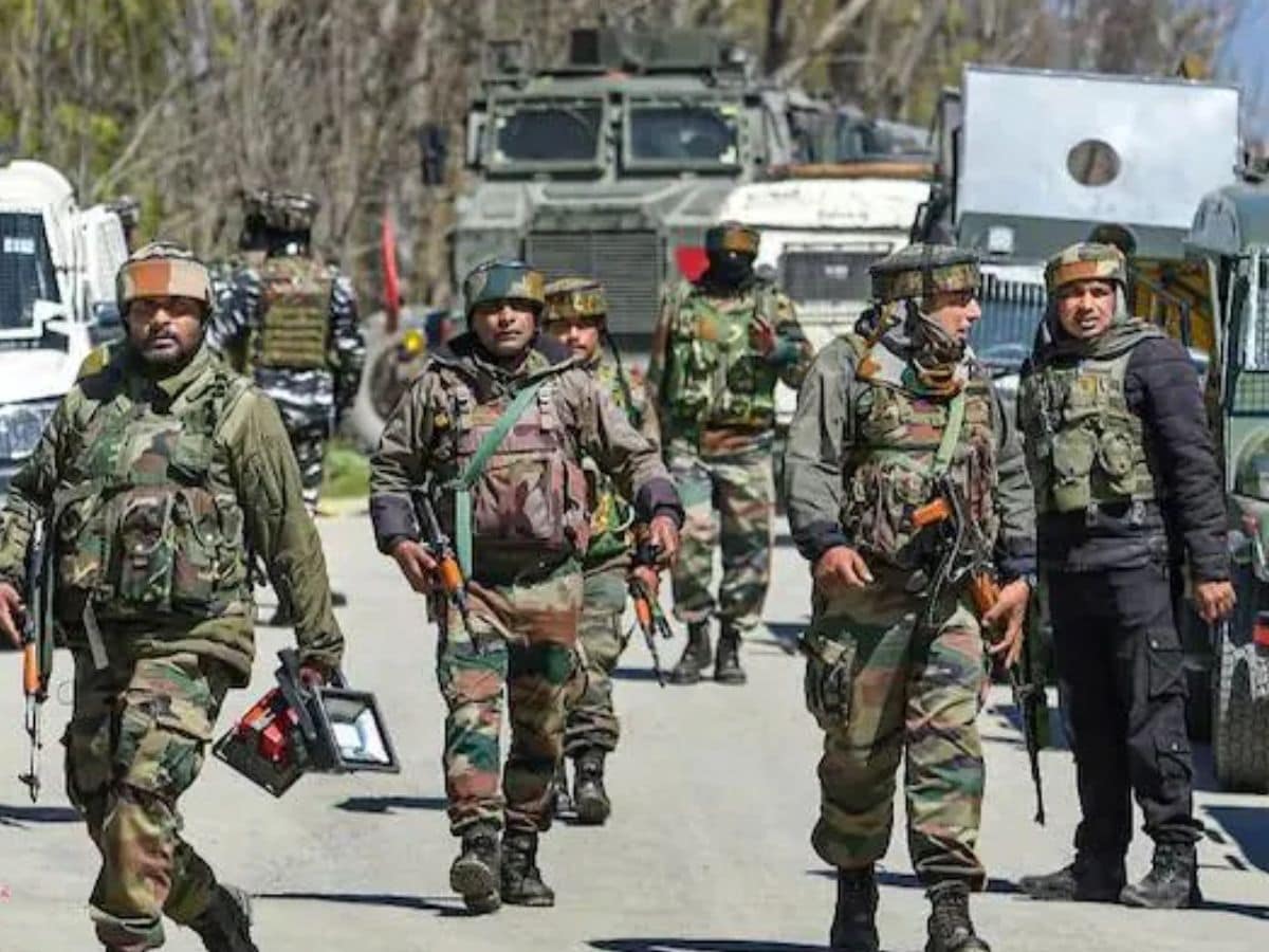 कश्‍मीर: नागरिकों पर फायरिंग कर फरार हुए आतंकी, 1 की मौत, सुरक्षा बलों ने  घेरा इलाका - kashmir terrorists escaped after firing on civilians security  forces surrounded the area – News18 ...