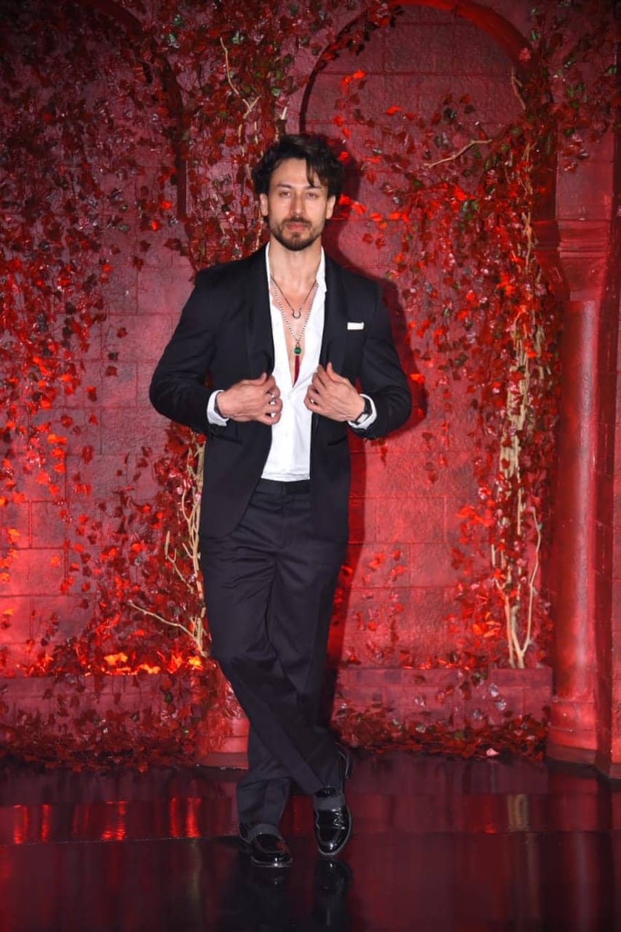  ब्लैक सूट में नजर आए टाइगर श्रॉफ. (फोटो साभारः Viral Bhayani)