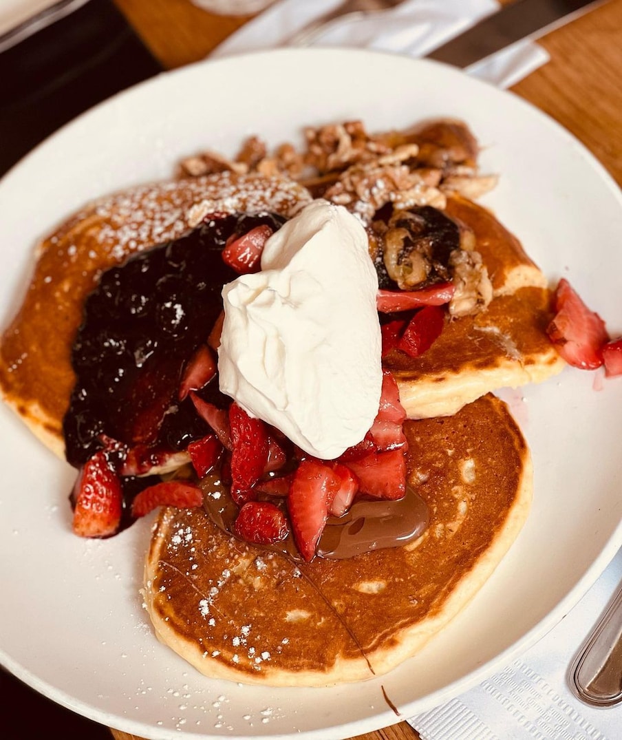  कैटरीना कैफ ने रेस्तरां से अपने खाने वाले फूड की झलक भी फैंस को दिखाई है. इस तस्वीर में देखा जा सकता है कि प्लेट में स्ट्रॉबेरी और जेली के साथ-साथ कुछ आइटम भी रखे हैं. (फोटो साभारः Instagram @katrinakaif)