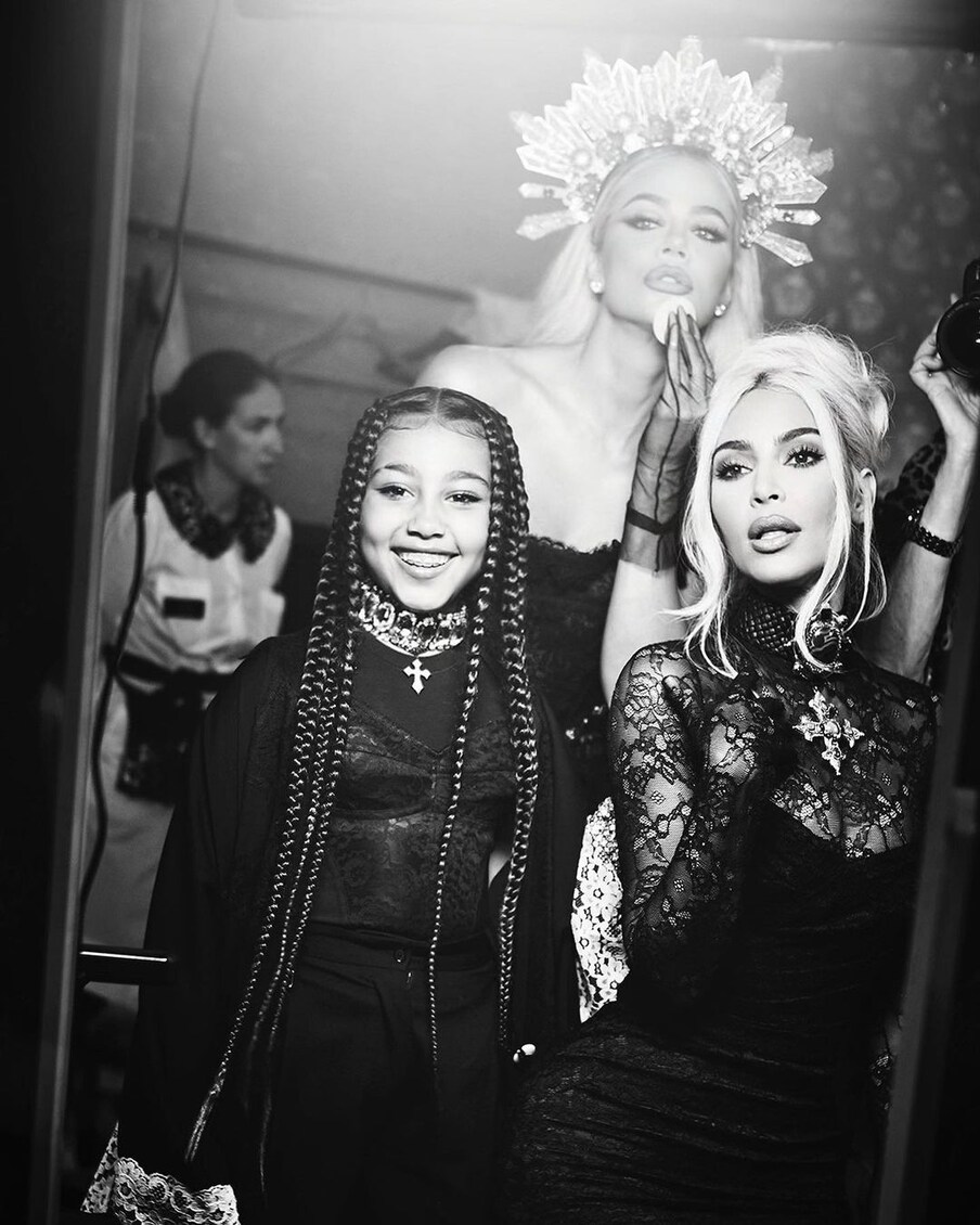  किम कार्दशियन ने कुछ घंटे पहले इंस्टाग्राम अकाउंट पर अपनी बहन कर्टनी कार्दशियन की आलीशन शादी की तस्वीरों को शेयर किया है. इन तस्वीरों किम अपनी बड़ी बेटी नॉर्थ और बहन कर्टनी के साथ दिख रही हैं. (फोटो साभारः Instagram @kimkardashian)