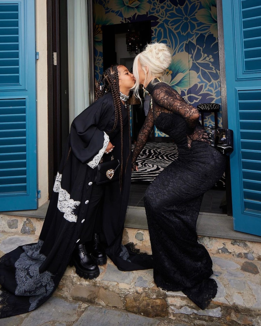  किम और नॉर्थ ने शादी सेरेमनी के लिए गॉथिक आउटफिट को चुना है. इस तस्वीर में किम अपने बेटी को किस करते हुए नजर आ रही हैं. (फोटो साभारः Instagram @kimkardashian)