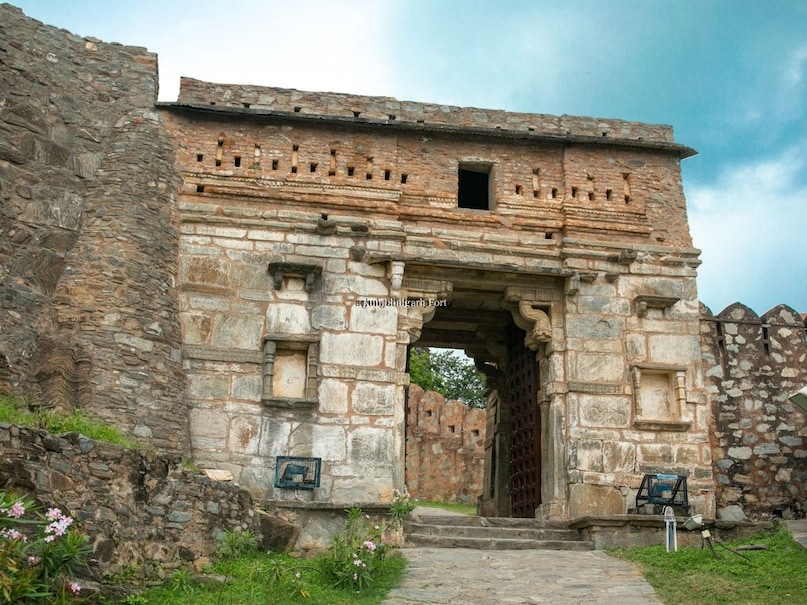रणकपुर अरावली रेंज में बसा एक गांव है जहां का कुम्भलगढ़ (Kumbhalgarh) किला एक दर्शनीय स्थल है. यहां आप कुम्भलगढ़ वन्यजीव अभयारण्य में सफारी भी कर सकते हैं. इसके अलावा यह हिल स्टेशन अपने हरे भरे जंगल और खूबसूरत आर्ट के लिए जाना जाता है.यह जगह राजस्थान की ठंडी और शांत जगह है. Image : Canva रणकपुर अरावली रेंज में बसा एक गांव है जहां का कुम्भलगढ़ (Kumbhalgarh) किला एक दर्शनीय स्थल है. यहां आप कुम्भलगढ़ वन्यजीव अभयारण्य में सफारी भी कर सकते हैं. इसके अलावा यह हिल स्टेशन अपने हरे भरे जंगल और खूबसूरत आर्ट के लिए जाना जाता है.यह जगह राजस्थान की ठंडी और शांत जगह है. Image : Canva