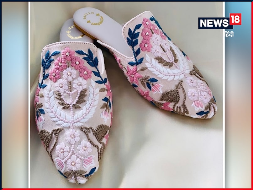 अगर आपकी शादी का जोड़ा पिंक के किसी भी शेड से मिलता है, तो आप इस तरह का फुटवियर चुन सकती हैं. इस ब्राइडल म्यूल्स में अलग-अलग कलर के थ्रेड वर्क बेहद आकर्षक नज़र आ रहे हैं. Image/Instagram - RajasthaniStuff