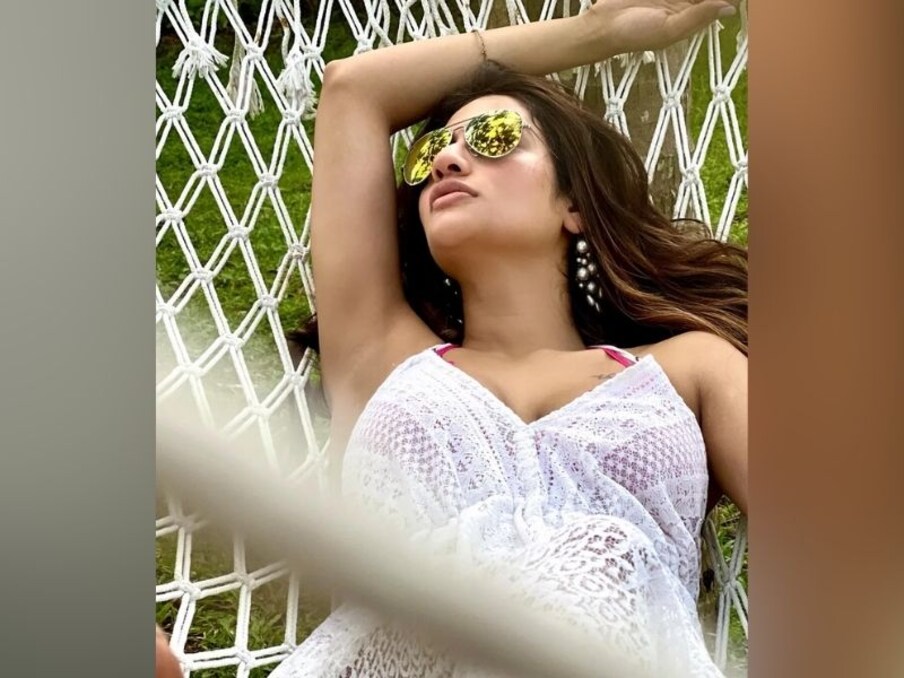  फोटोज में देखने के लिए मिल रहा है कि नुसरत ने अपने लुक (Nusrat jahan New look) को कंप्लीट करने के लिए कानों में बड़े ईयरिंग्स और खुले बाल किए हुए हैं, साथ ही नो मोकअप में नजर आ रही हैं. तस्वीरों में उन्हें अदाएं फ्लॉन्ट करते हुए भी देखा जा सकता है. (Images credit- @Nusrat Jahan instagram)