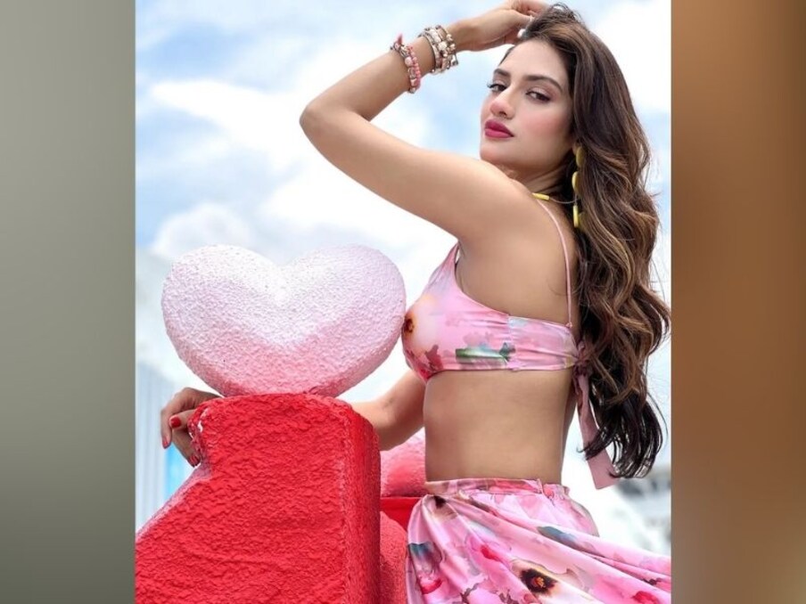  सोशल मीडिया पर सामने आई फोटोज में नो बेहद ही प्यारी लग रही हैं. अपनी चहेती एक्ट्रेस की तारीफ को देख फैंस सोशल मीडिया पर जमकर कमेंट्स कर रहे हैं. वो उनकी तारीफों के पुल बांधते नहीं थक रहे हैं. (Images credit- @Nusrat Jahan instagram)