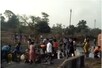 मुंबई-अहमदाबाद हाईवे पर टैंकर पलटा, स्थानीय लोगों ने लूटा खाने का तेल
