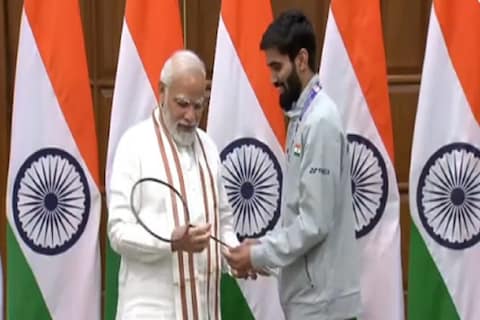 प्रधानमंत्री नरेंद्र मोदी ने थॉमस कप और उबर कप विजेता भारतीय बैडमिंटन टीम से मुलाकात की. (Screengrab)