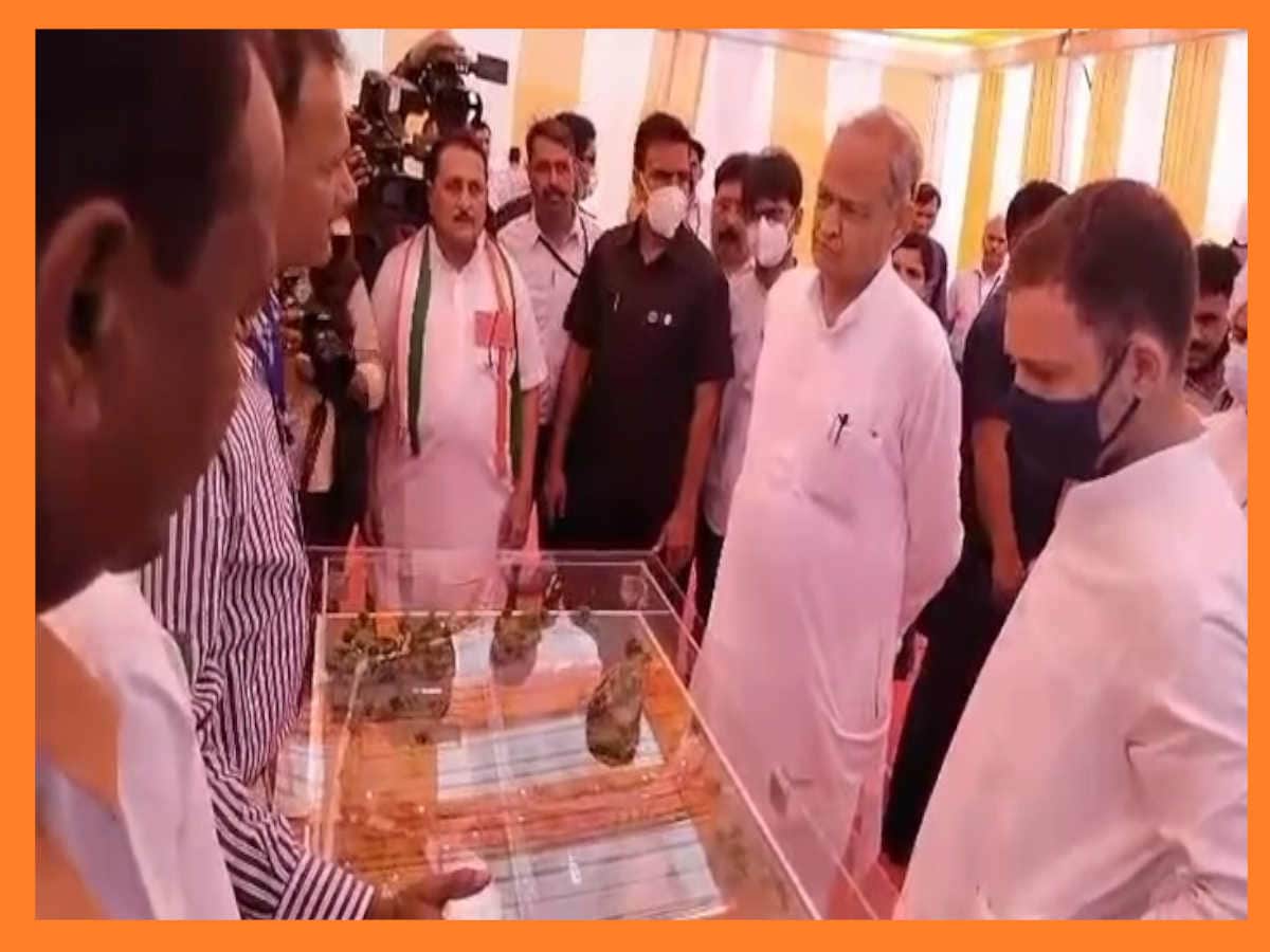 Rahul Gandhi visits Beneshwar Dham, Rahul Gandhi's temple run after Nav Sankalp camp, <a href='https://hindi.news18.com/tag/rahul-gandhi/'>Rahul Gandhi</a> visits 3 temples in Beneshwar Dham, Rahul Gandhi lays foundation stone of High Level Bridge at Beneshwar Dham, Rahul Gandhi visits Rajasthan, Rahul Gandhi’s visit to Dungarpur, Rahul Gandhi’s soft Hindutva, Congress politics, Rajasthan politics, Dungarpur news, Dungarpur latest news, Rajasthan news, Rajasthan latest news, Rajasthan Hindi news, राहुल गांधी का बेणेश्वर धाम का दौरा, नव संकल्प शिविर के बाद राहुल गांधी का टेंपल रन, राहुल गांधी ने बेणेश्वर धाम में किये 3 मंदिरों के दर्शन, राहुल गांधी ने बेणेश्वर धाम में हाई लेवल पुल का शिलान्यास, राहुल गांधी का राजस्थान दौरा, राहुल गांधी का डूंगरपुर दौरा, राहुल गांधी का सॉफ्ट हिन्दुत्व, कांग्रेस राजनीति, राजस्थान की राजनीति, डूंगरपुर समाचार, डूंगरपुर ताजा समाचार, राजस्थान समाचार, राजस्थान ताजा समाचार, राजस्थान हिन्दी समाचार” width=”1200″ height=”900″ /><figcaption class=