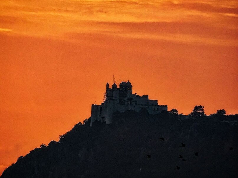 सज्जनगढ़ (Sajjangarh) पैलेस अपनी खूबसूरती के लिए राजस्थान ही नहीं, पूरे देश में जाना जाता है. यहां कई झील हैं जहां आप बोटिंग का मजा ले सकते हैं. इस पैलेस का निर्माण सज्जन सिंह ने करवाया था जिसे बाद में महाराणा फतेह सिंह ने पूरा किया. इस पैलेस से सनसेट और सनराइज का आनंद आप उठा सकते हैं. Image : Canva सज्जनगढ़ (Sajjangarh) पैलेस अपनी खूबसूरती के लिए राजस्थान ही नहीं, पूरे देश में जाना जाता है. यहां कई झील हैं जहां आप बोटिंग का मजा ले सकते हैं. इस पैलेस का निर्माण सज्जन सिंह ने करवाया था जिसे बाद में महाराणा फतेह सिंह ने पूरा किया. इस पैलेस से सनसेट और सनराइज का आनंद आप उठा सकते हैं. Image : Canva