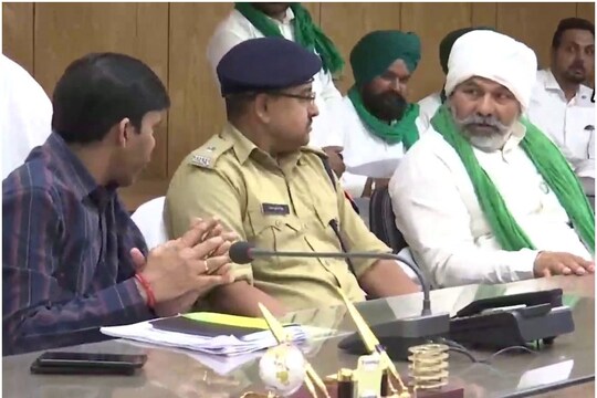 राकेश टिकैत समेत कई किसान नेताओं ने जिलाधिकारी और पुलिस अधीक्षक से मुलाकात की. 
