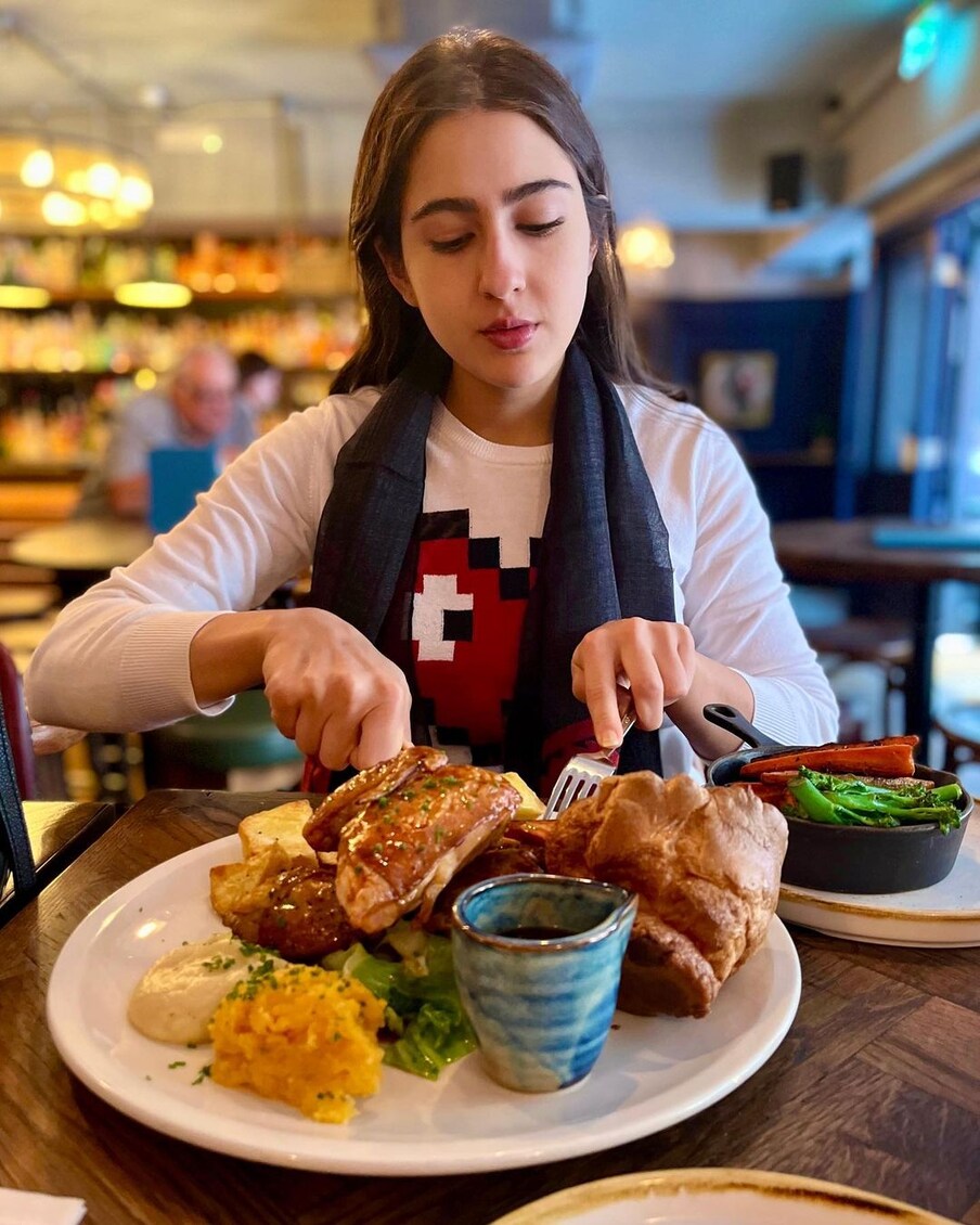  सारा ब्रिटेन के किसी रेस्तरां में लजीज डिश का लुत्फ उठाती नजर आ रही हैं.(Instagram/saraalikhan95)