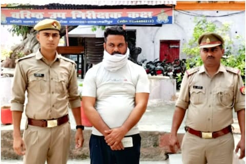 शाहजहांपुर पुलिस ने महिला टीचर के साथ दुष्‍कर्म करने के आरोपी आमिर को गिरफ्तार कर लिया है. 
