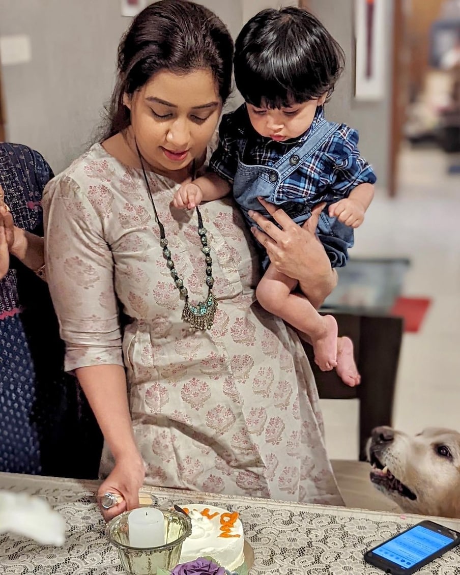  श्रेया घोषाल ने बेटे देवयान मुखोपाध्याय को जन्मदिन पर बधाई दी. श्रेया ने खूबसूरत फैमिली फोटोज शेयर की. इन तस्वीरों में वह अपने बेटे को गोद में लिए हुए नजर आ रही हैं. (फोटो साभारः Instagram @shreyaghoshal)