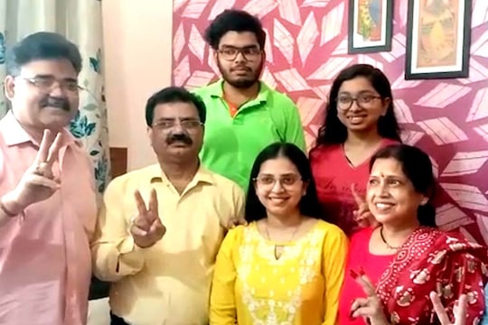 UPSC Result 2022: बिजनौर की स्मृति भारद्वाज (येलो ड्रेस) को 176वीं रैंक मिली है. 