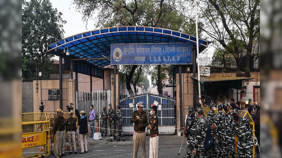 तिहाड़ जेल में बंद गैंगस्टर्स कैसे देते हैं अपराध को अंजाम पूर्व डीजी ने दिए सुरक्षा व्यवस्था से जुड़े सवालों के जवाब