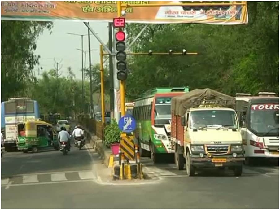 मेरठ : आईटीएमएस (Integrated Traffic Management System) सिस्टम लागू होने से मेरठ की ट्रैफिक व्यवस्था सुधार की और, जानिए क्या है खासियत? अजी हम नहीं सुधरेंगे! ट्रैफिक नियमों को ताक पर रखने वाले ढीठ इस डायलॉग को यदा कदा सुनाया करते थे, लेकिन जब से मेरठ में आईटीएमएस व्यवस्था लागू हुई है अच्छे अच्छे ढीठ सुधर गए हैं.