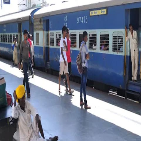 छपरा-लोकमान्‍य तिलक टर्मिनस एक्‍सप्रेस और इंदौर-वाराणसी एक्‍सप्रेस को कानपुर सेंट्रल स्‍टेशन पर नहीं रोककर गोव‍िंदपुरी स्‍टेशन पर रोकी जाएंगी. (File Photo)