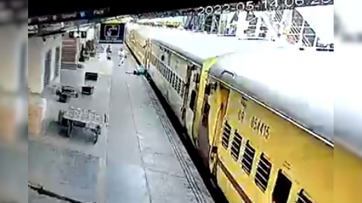 चलती ट्रेन से बच्चों को फेंका, फिर खुद भी कूदी मां; वायरल वीडियो में देखें कैसे बीच जान