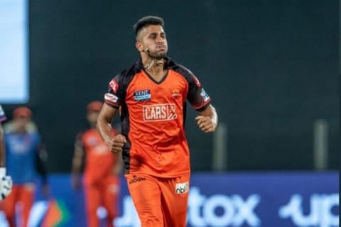 उमरान मलिक ने चेन्नई सुपरकिंग्स के खिलाफ मुकाबले में IPL 2022 की सबसे तेज गेंद फेंकी. (PIC-Twitter) 