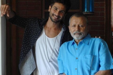 Pankaj Kapoor B'day: पंकज कपूर हैं दिग्गज कलाकार, उनके साथ काम करते हुए बेटे  शाहिद कपूर को आ जाता है पसीना! - birthday special when shahid kapoor worked  with father pankaj kapoor he was very nervous pr – News18 हिंदी