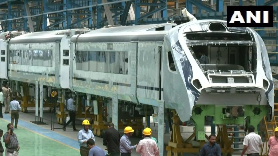  प्रधानमंत्री मोदी के इस वादे को पूरा करने के ल‍िए चेन्नई की इंटीग्रल कोच फैक्ट्री में वंदे भारत ट्रेनों के निर्माण का कार्य तेजी से काम चल रहा है. रेलवे की इसी फैसिलिटी में 75 वंदे भारत ट्रेनों का प्रोडक्‍शन क‍िया जाएगा. नई वंदे भारत ट्रेनें पुरानी ट्रेनों से ज्‍यादा एडवांस होंगी. (ANI)
