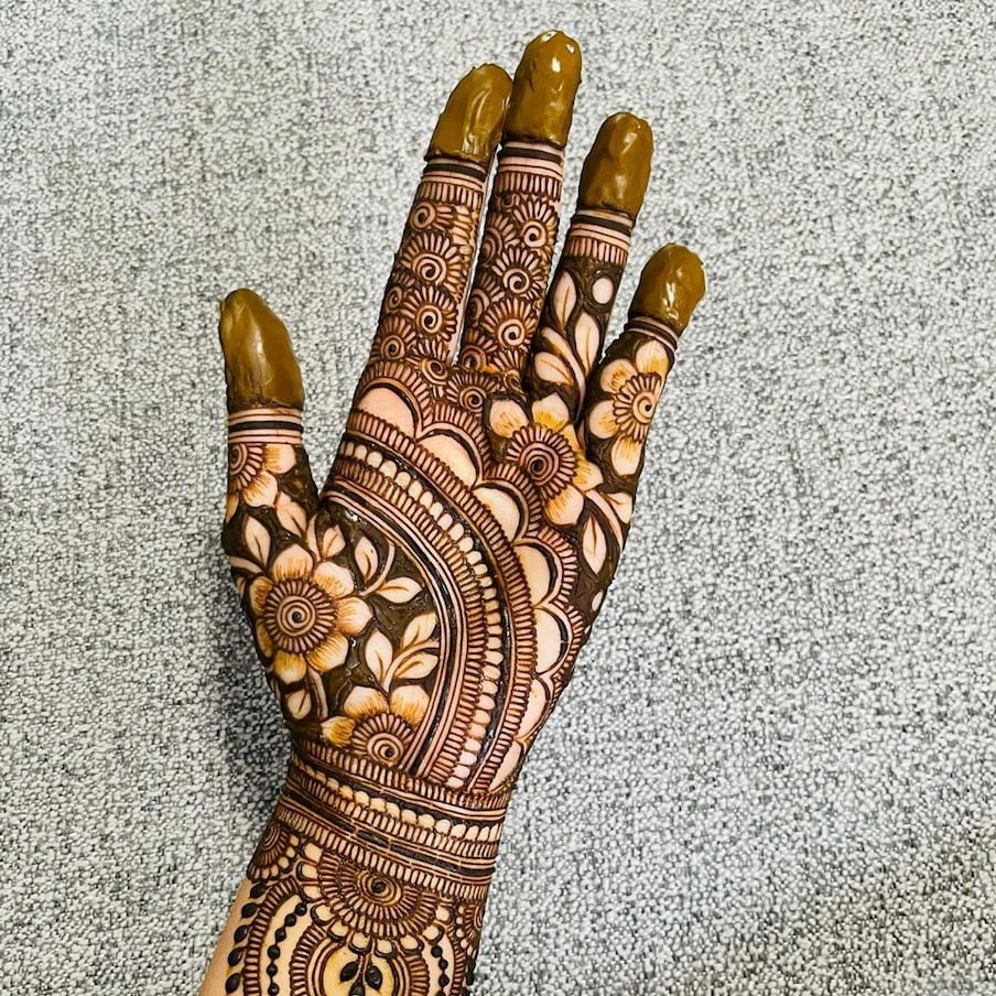  इस तरह का मेहंदी डिजाइन आपके हाथों पर यकीनन चार चांद लगा देगा. वट सावित्री व्रत के लिए आप इसे ही कॉपी करें. (Image- Instagram/henna_by_abayahgirl)
