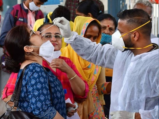 महाराष्ट्र में एक बार फिर से कोरोना ने रफ्तार पकड़ी है. (फाइल फोटो)