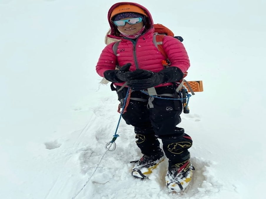 हिमाचल की बेटी ने माउंट एवरेस्ट पर फहराया तिरंगा, पिछली बार महज 300 मीटर से चूकीं थी