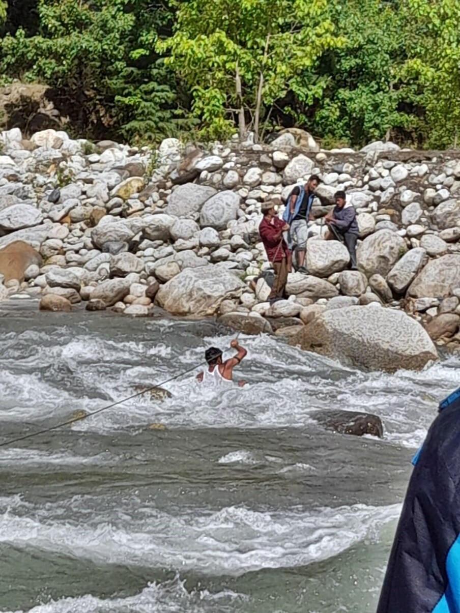  डीएसपी मनाली हेम राज वर्मा ने बताया कि ब्यास नदी में बहे युवा पर्यटक को सुरक्षित बाहर निकाल लिया है. उन्होंने पर्यटकों से नदी किनारे न जाने की अपील की है.
