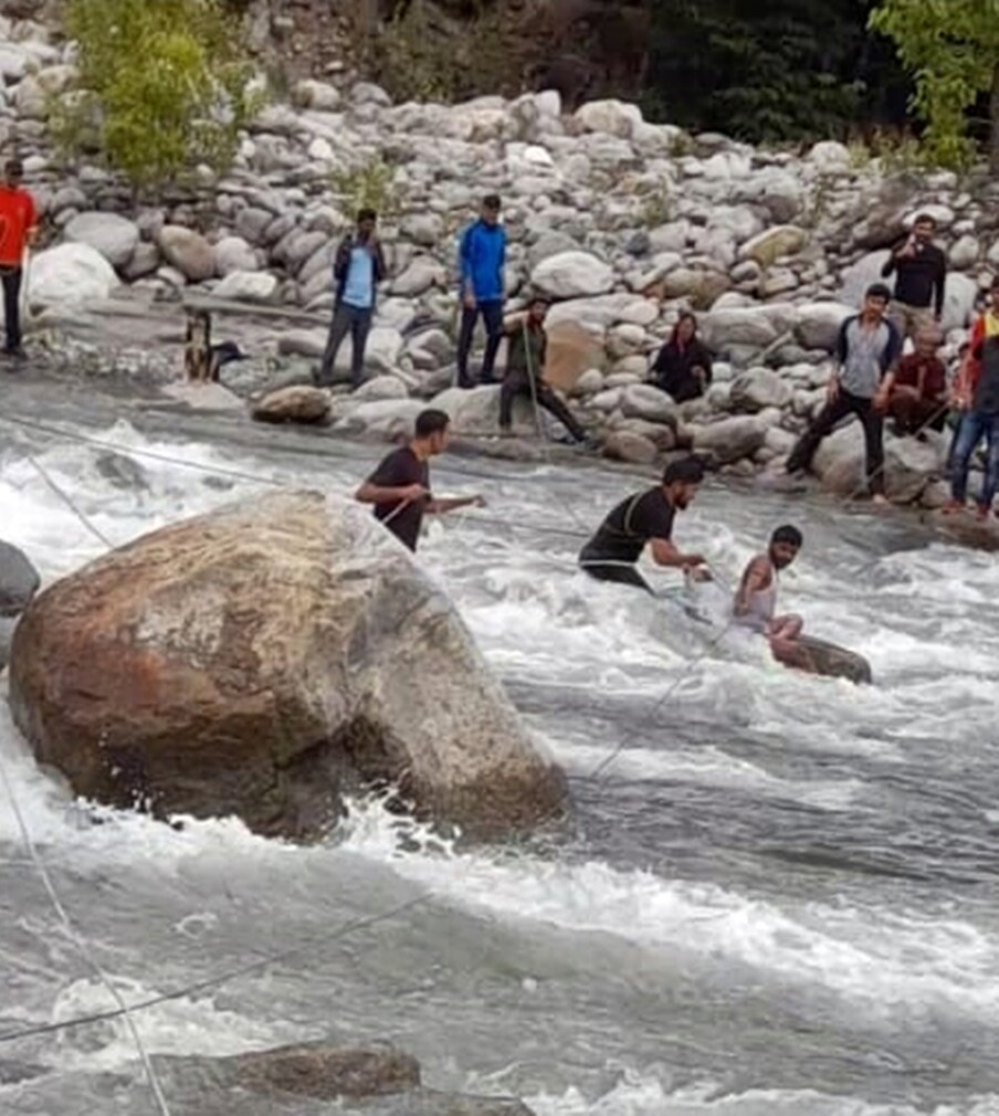  ऐसा ही मामला बुधवार को सामने आय़ा और एक टूरिस्ट नदी में बह गया.