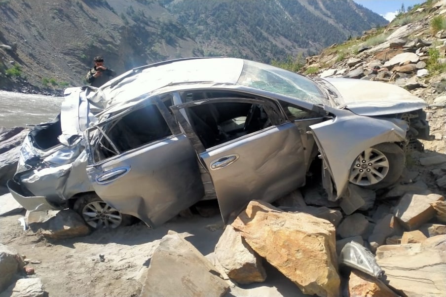 राष्ट्रीय उच्च मार्ग -5 पर एक इनोवा गाड़ी नंबर HR 30 R 4260 पंचकूला से पूह की ओर जा रही थी. अचानक इनोवा वाहन अनियंत्रित होकर सड़क से दो सो मीटर गहरी सतलुज नदी में जा गिरी. दुर्घटना में एक पर्यटक की मौत व दो पर्यटक घायल हुए है.