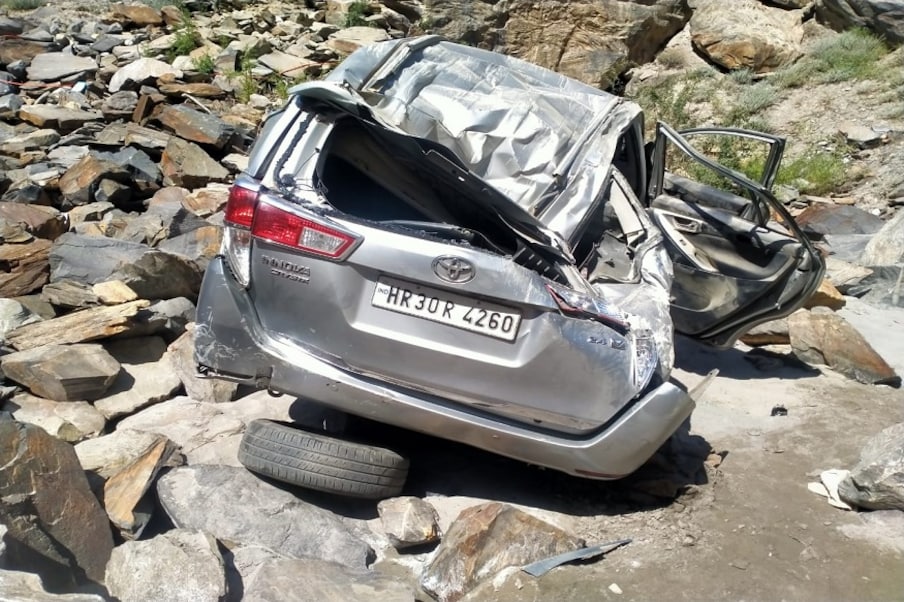 डीसी किन्नौर आबिद हुसैन सादिक ने जानकारी देते हुए बताया कि पंचकुला से पूह की ओर कुछ पर्यटक घूमने जा थे थे. अचानक उनकी वाहन अनियंत्रित होकर सड़क से सतलुज नदी के समीप खाई में जा गिरी. जिसमें एक पर्यटक की मौत व दो अन्य घायल हुए है.