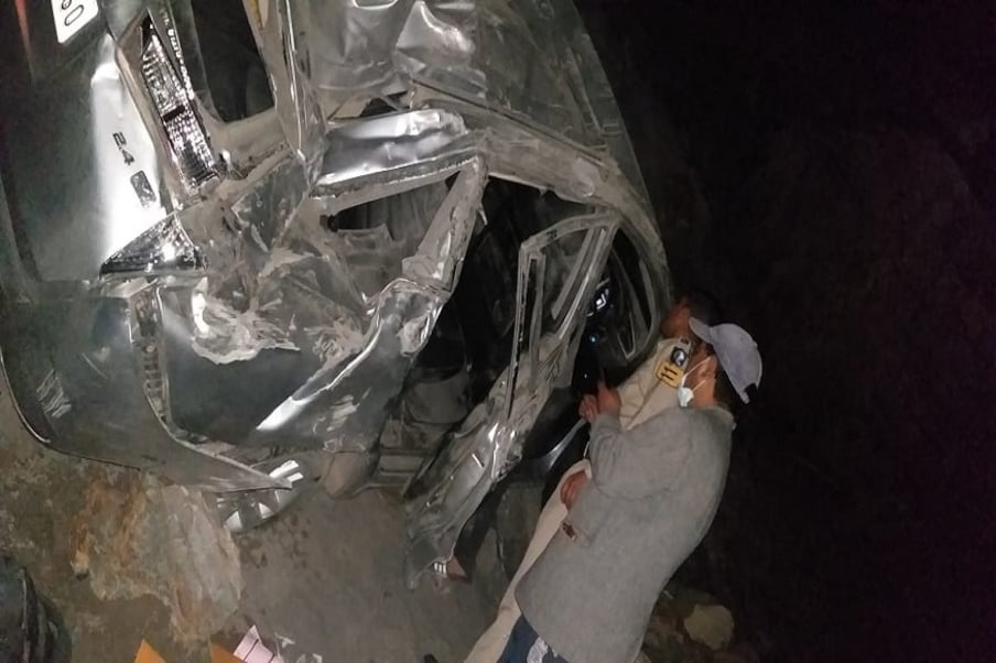 मृतक के शव को पोस्टमार्टम के लिए चिकित्सालय भेजा गया है और घायलों का नजदीकी चिकित्सालय में उपचार चला हुआ है. उन्होंने बताया कि पोस्टमार्टम के बाद मृतक के शव को परिवारजनों को सौपा जाएगा और दुर्घटना की पुलिस छानबीन कर रही है.