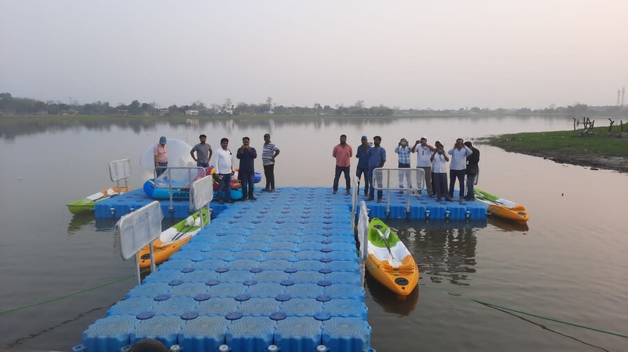  डीएम कुंदन कुमार ने पैरासेलिंग का सफल ट्रॉयल पर प्रसन्नता जाहिर करते हुए कहा कि अमवामन अवस्थित वाटर एडवेंचर्स स्पोर्ट्स में पैरासेलिंग की सुविधा पर्यटकों को और अधिक आकर्षित करेगा.