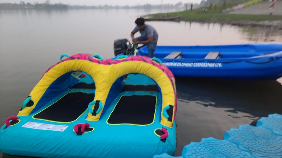  डीएम कुंदन कुमार ने बताया कि यहां आने वाले पर्यटकों की सुविधा के मद्देनजर विभिन्न आधारभूत संरचनाओं को डेवलप कराने का कार्य तीव्र गति से किया जा रहा है, जो अब अंतिम चरण में पहुंच चुका है.