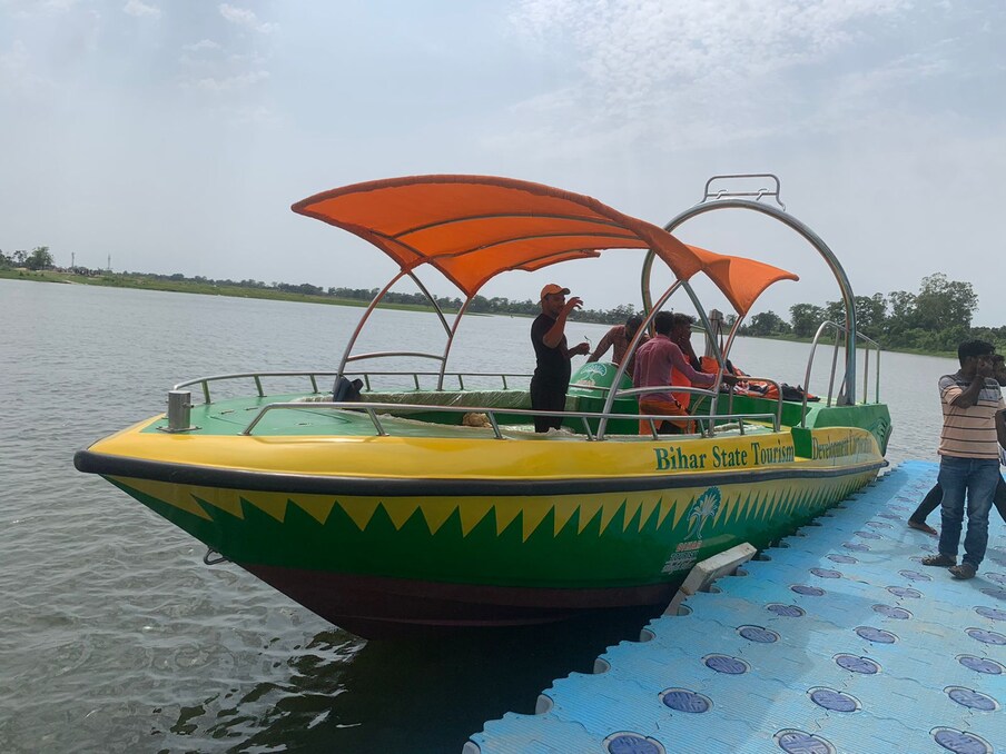  इसके साथ ही पैडल बोट, बनाना राइड, जेट स्की, जॉर्निंग रोलर, कनू, ट्री हाउस, फ्लोटिंग प्रोमिनेड का भी लुत्फ उठा सकेंगे.