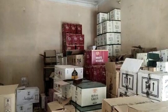 भारी मात्रा में अवैध शराब का स्टॉक मिला है