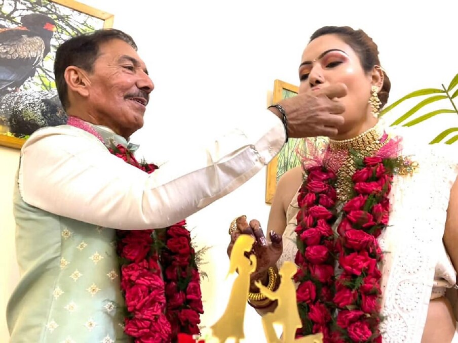  पूर्व क्रिकेटर और बुलबुल ने कोलकाता में शादी की. पिछले सप्‍ताह दोनों की हल्‍दी सेरेमनी की भी तस्‍वीरें वायरल हुई थी. बुलबुल ने अपने फेसबुक अकाउंट पर शादी की तस्‍वीरें शेयर की. (PC: Bulbul Saha facebook )