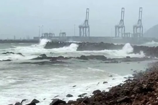 मौसम विभाग ने आंध्र प्रदेश के तीन जिलों के लिए रेड अलर्ट जारी किया है. 