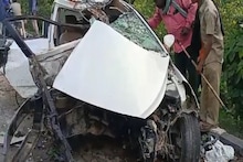 Road Accident: बगहा में भीषण सड़क हादसा, एक ही परिवार के 4 लोगों की मौके पर मौत